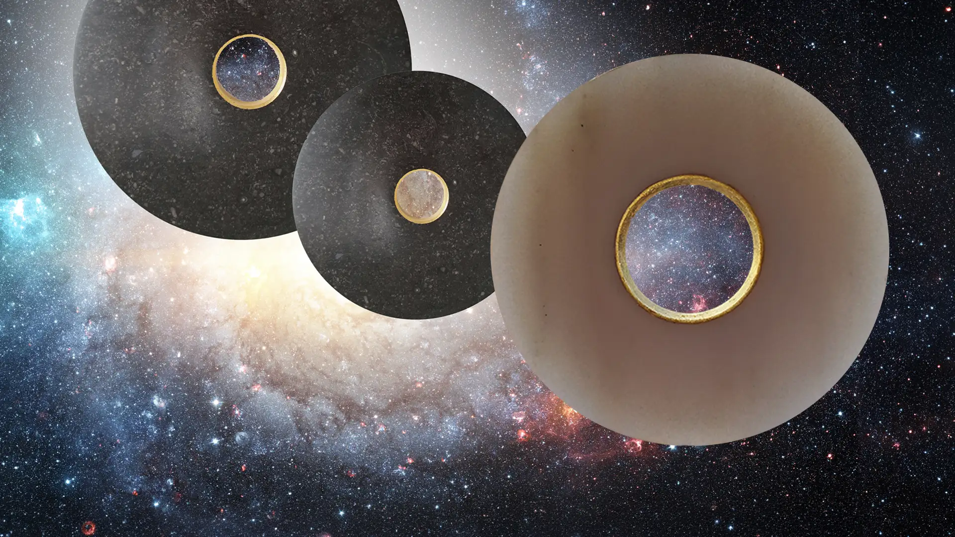 Ringsteine vor einem kosmischen Hintergrund als Symbol für Geomantie, innere Räume und Verbundenheit.