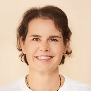 Auf dem Bild sieht man das Porträt von unserer Autorin Claudia Fuegel, die in raum&zeit über echte Spiritualität schreibt.