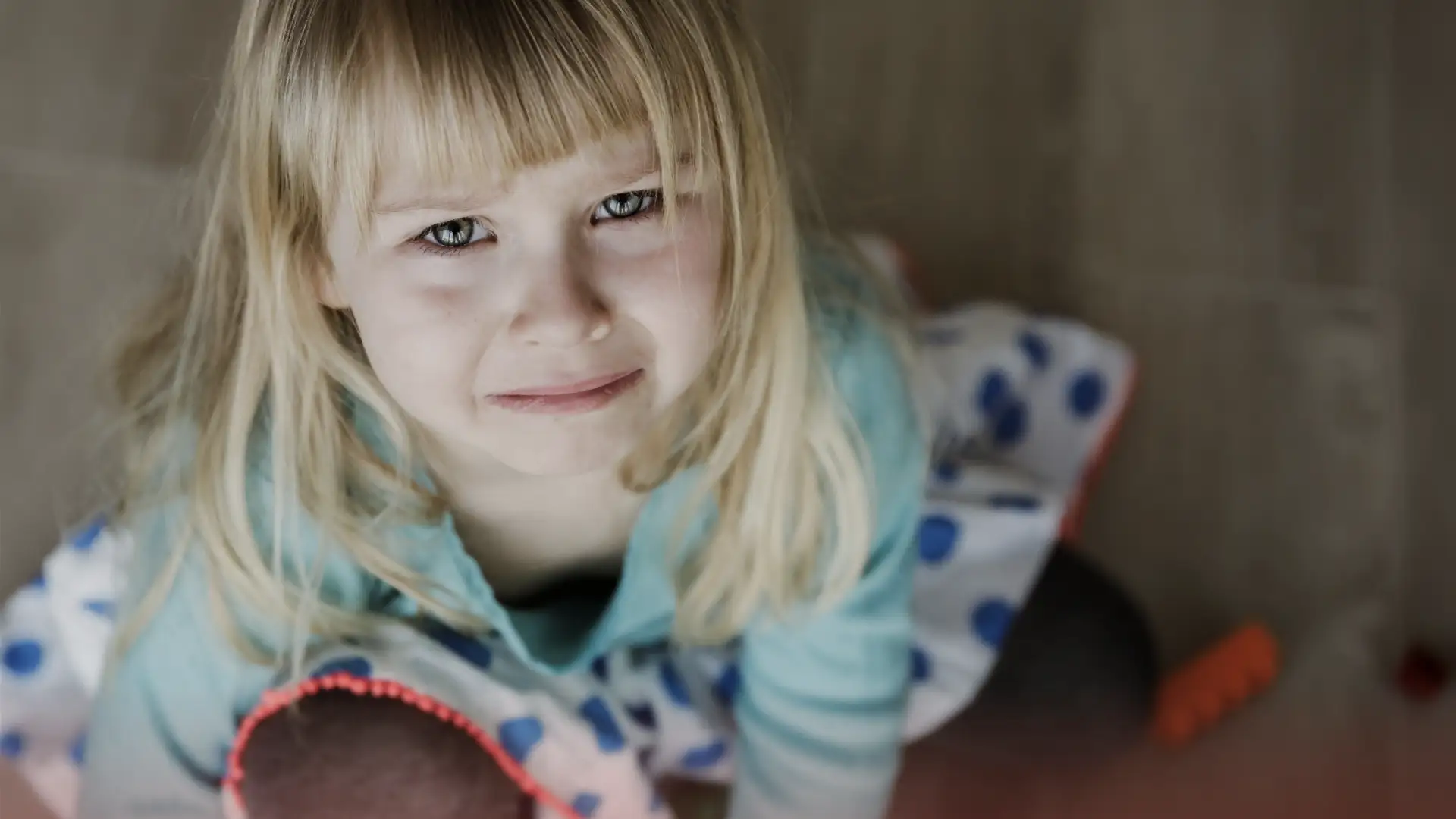 Traurig wirkendes Mädchen mit Tränen in den Augen als Symbol für die psychischen Belastungen von Kindern und Jugendlichen während und nach der Coronazeit.