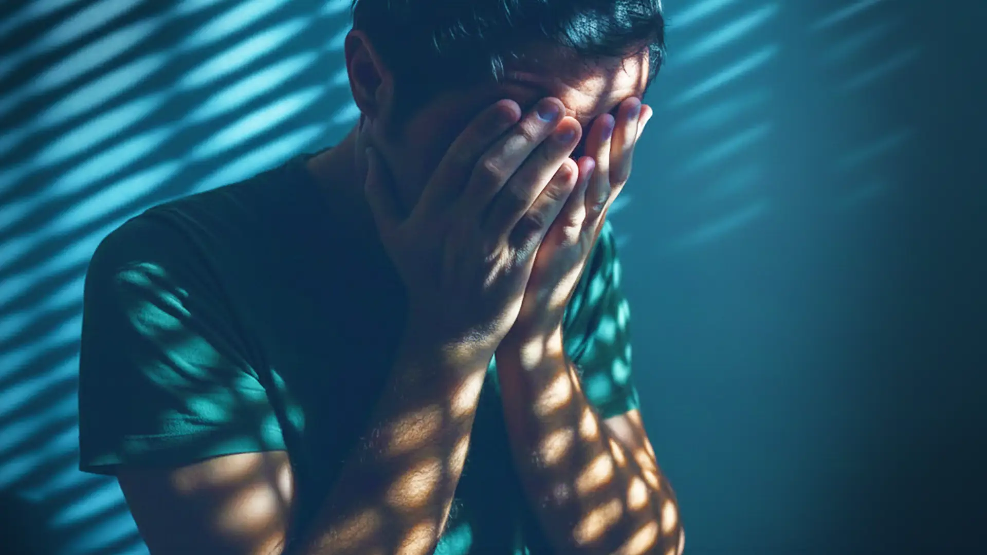 Nachdenklicher Mann mit verdecktem Gesicht als Symbolbild für Impfschäden, chronische Beschwerden und homöopathische Behandlung.