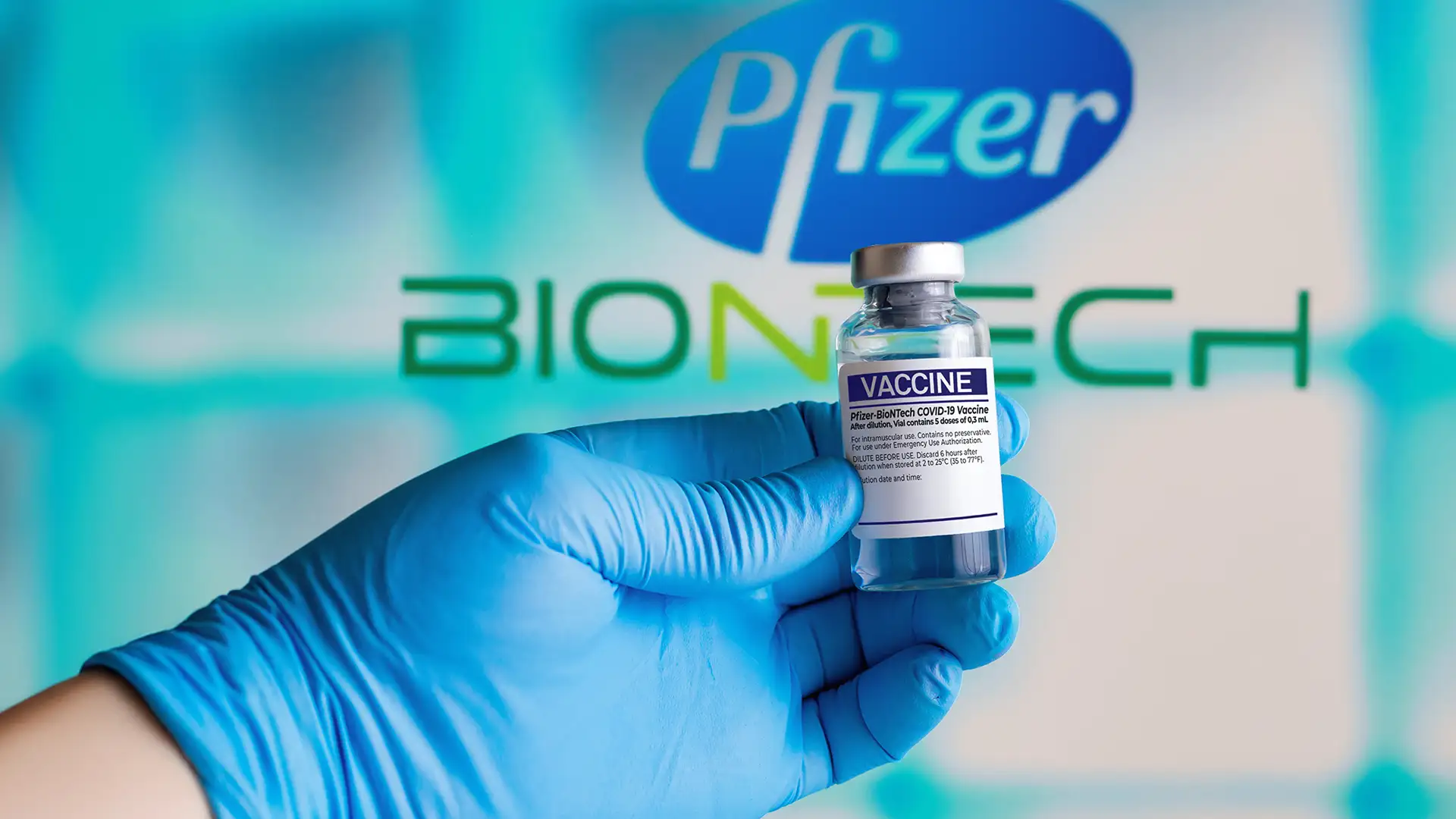Pfizer-BioNTech-Impfstoff vor den Logos der beiden Pharmaunternehmen